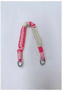 Detailansicht der handgewebten rosa-beige Paracord-Handschlaufe mit silbernen Metallringen