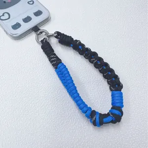 Handgeflochtene blau-schwarze Paracord-Handyschlaufe mit Metallring-Befestigung.