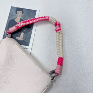 Elegante cremefarbene Ledertasche mit handgefertigtem pink-weiß geflochtenem Handgelenksband
