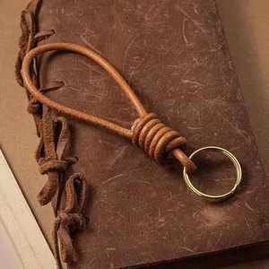 Portachiavi vintage in pelle marrone fatto a mano con un anello in metallo dorato lucido