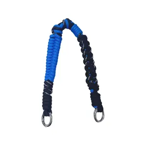 Handgeflochtenes blau-schwarzes Paracord-Schlüsselband mit robusten Metallringen.