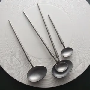 Juego de cucharas vintage de acero inoxidable 304 con mango largo sobre plato