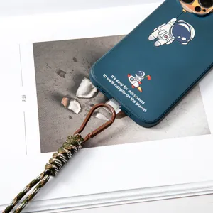 Cordón de teléfono de paracord tejido a mano con un mosquetón marrón resistente