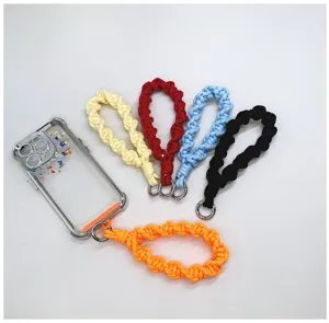 Primer plano de cordones para móvil trenzados a mano en varios colores con anillos de metal.