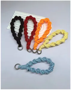 Correas de muñeca trenzadas a mano para teléfonos y llaves en cinco colores vibrantes.