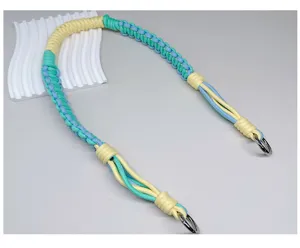 Detailweergave van handgeweven kleurrijke gevlochten tasriem met metalen ringen
