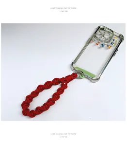 Vista detallada de una correa de muñeca roja tejida a mano con funda protectora transparente.