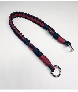 Dettaglio della tracolla in paracord intrecciata a mano in blu navy e bordeaux