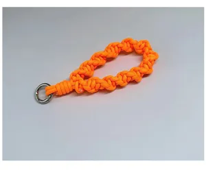 Vista detallada de la correa de muñeca naranja tejida a mano con aro metálico