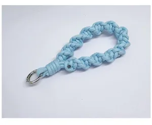 Correa de muñeca tejida a mano azul cielo con anillo metálico detalle de textura