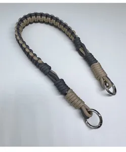 Dettaglio della tracolla in paracord intrecciata bicolore con anelli a molla silver