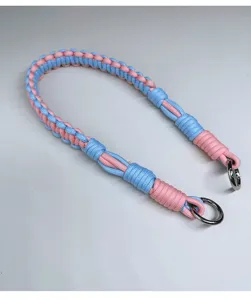 Primo piano della tracolla in corda intrecciata rosa e blu fatta a mano con anelli.