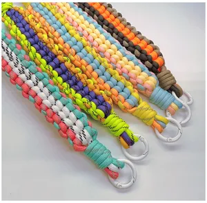 Nahaufnahme bunter handgeflochtener Paracord-Handschlaufen mit weißen Karabinerclips