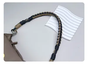 Primo piano dettagliato della tracolla per borsa in paracord intrecciata a mano