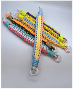 Detailansicht bunter handgewebter Paracord-Handschlaufen mit weißen Metallringen