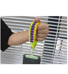 Detailansicht einer farbenfrohen, handgewebten Paracord-Handschlaufe für das Handy