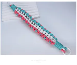 Nahaufnahme eines bunten handgeflochtenen Handy-Handgelenkriemens mit weißem Karabiner