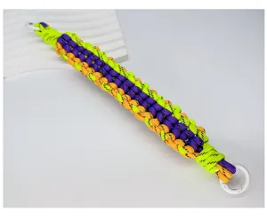 Handgeflochtene bunte Paracord-Handschlaufe für Telefon und Kamera mit weißem Ringclip
