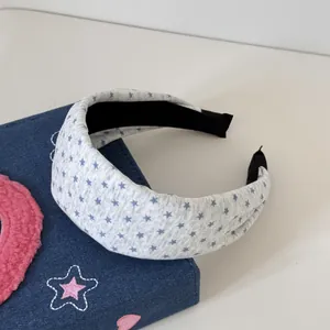 Détail du bandeau en tissu gris avec motif d'étoiles bleues et rembourrage
