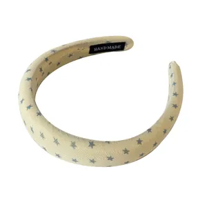 Serre-tête élégant en tissu rembourré crème avec motif d'étoiles bleues pour coiffure femme