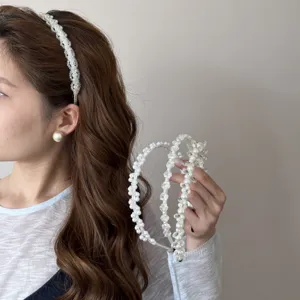 Model draagt een Franse parelhoofdband met elegante details van kristallen kralen voor dames