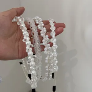 Detail van vier elegante witte parel en kristal hoofdbanden voor damesmode set