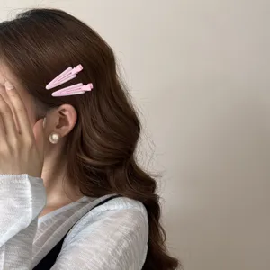 Gros plan de barrettes à cheveux triangulaires roses élégantes portées sur le côté
