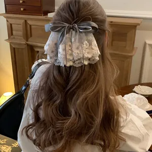 Grande barrette à cheveux avec nœud gris et volants en dentelle florale