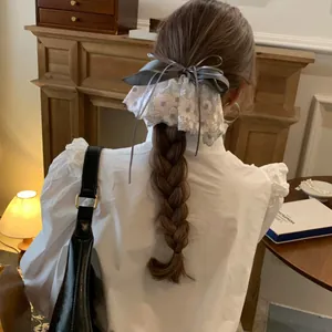 Pince à cheveux élégante avec nœud gris et dentelle florale blanche pour femmes