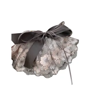Grande barrette à nœud en ruban gris avec jupe en dentelle florale rose pour queue de cheval.