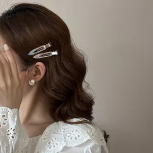 Gros plan de barrettes à cheveux en acétate irisé sans couture sur cheveux ondulés