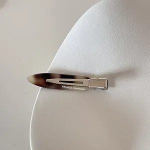 Détail de la pince à cheveux en acétate écaille avec imprimé FRANCE Handmade