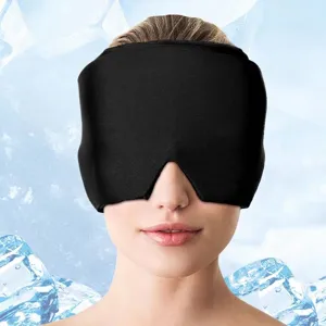 Schwarze kühlende Gel-Migräne-Mütze für Kältetherapie vor blauem Eiswürfel-Hintergrund