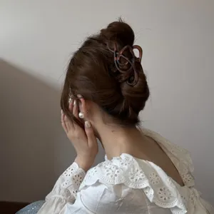 Pinza para el pelo con nota musical en forma de clave de sol para un moño elegante.