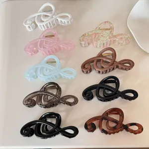 Varios pinzas para el cabello con forma de nota musical con motivos florales y carey