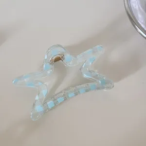 Primer plano de pinza para el cabello de estrella transparente con cuadros azules claros