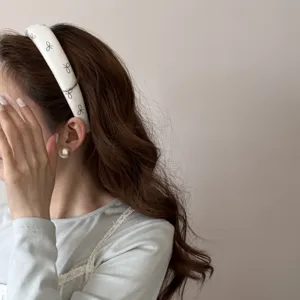 Serre-tête de style français blanc avec des motifs de nœuds noirs élégants et chic