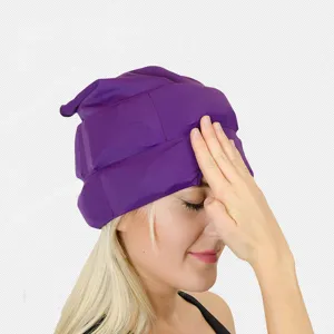 Nahaufnahme einer blonden Frau mit einer violetten Gel-Migräne-Relief-Kappe.