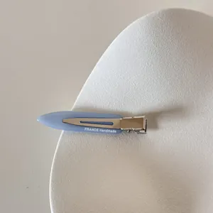 Vue détaillée d'une barrette en acétate bleu clair avec gravure FRANCE Handmade
