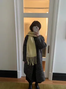 Bufanda de invierno de lana amarilla suave y cálida con flecos largos y parche de marca.