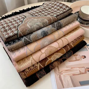 Sciarpe sovrapposte in finto cashmere con motivi pied de poule e camelia e frange