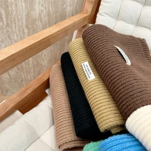 Detailopname van veelkleurige ribgebreide wollen sjaals met zachte textuur en kleuren