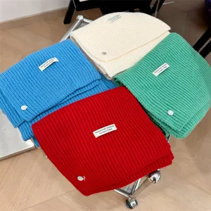 Zachte gebreide sjaals van wolmix met decoratieve schelpknoppen in diverse kleuren