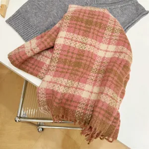 Detailansicht des weichen Vintage-Karoschals in Rosa mit dekorativer Fransentextur