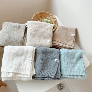 Colección de bufandas de punto gruesas y cálidas en colores pastel con etiquetas wool