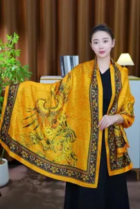 Model draagt een vintage Chinese zijden sjaal met een goudkleurig drakenpatroon