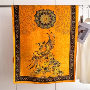 Detailweergave van een luxe etnische gele zijden sjaal met feniks- en mandala-patronen