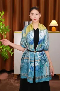Vintage Chinese zijden sjaal met drakenschub- en bloemenmotieven, gedragen als omslag.