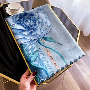 Gedetailleerde weergave van een grote zijden sjaal in vintage Chinese stijl met blauw bloemenpatroon