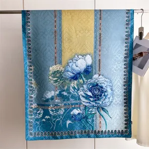 Gedetailleerd zicht op zijden sjaal in vintage Chinese stijl met blauwe pioenen.